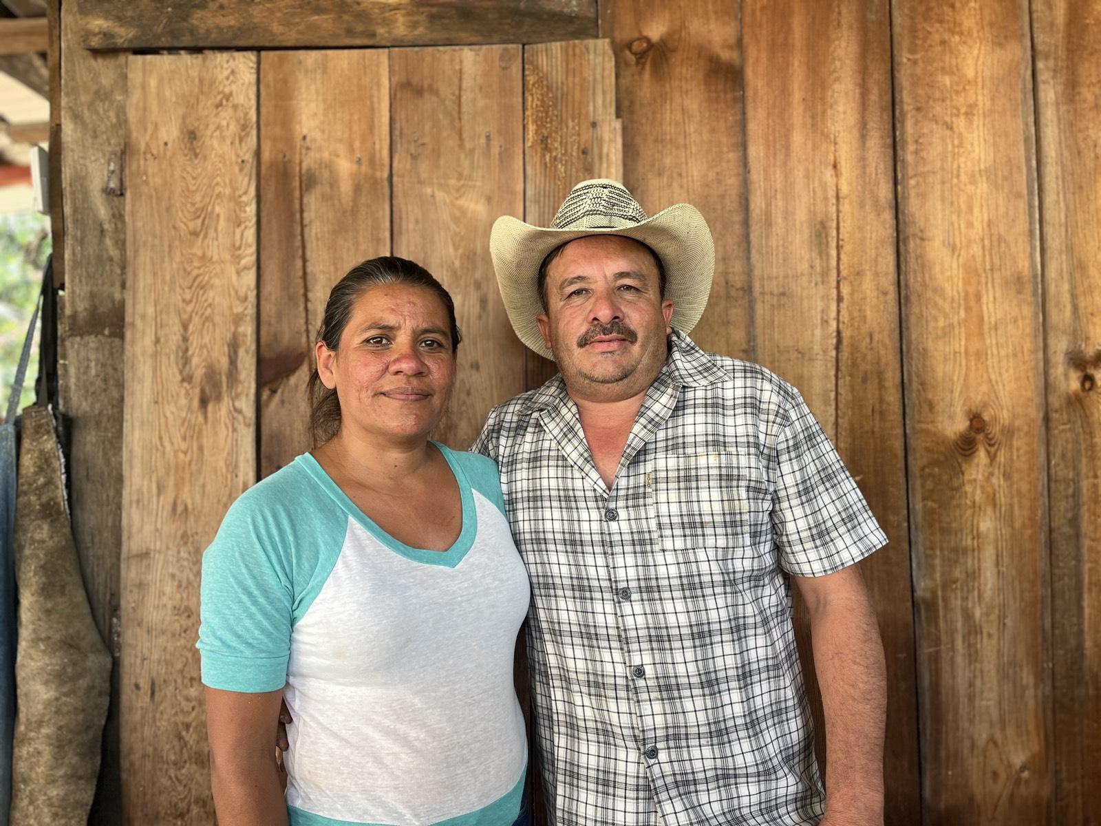 Anastacio „Tacho“ Guzmán und Lupita vor ihrer Vinata