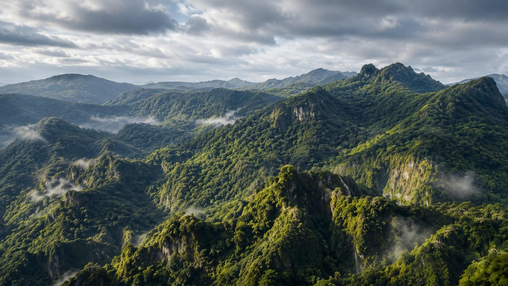Bewaldete Berge der Sierra bei San Sebastián del Oeste, Nebel in den Tälern